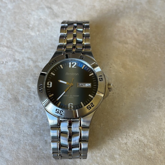 Armitron men battery water resistant 165ft stainless steel date&day - Picture 2 of 8